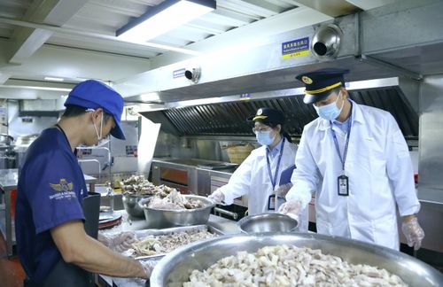 守護(hù)舌尖上的安全 南寧市開展餐飲企業(yè)中央廚房及供應(yīng)鏈專項(xiàng)檢查